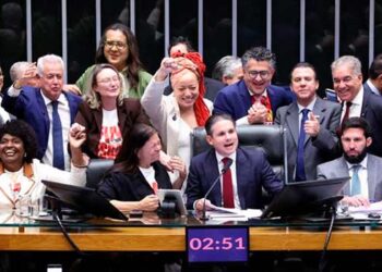 Agora é no Senado: Câmara aprova PEC que acaba com a escala 6×1 | Notícias