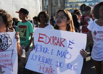 CCJ adia novamente análise de PEC sobre redução da maioridade penal