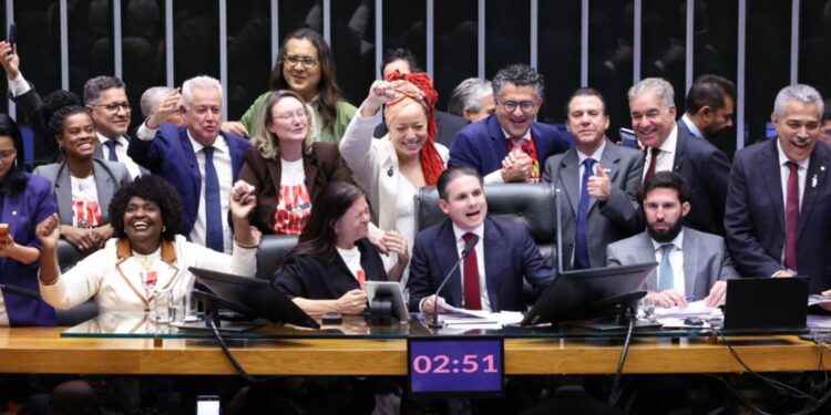 Câmara aprova, em dois turnos, a PEC pelo fim da escala 6×1