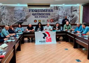 FEQUIMFAR debate desafios globais com IndustriALL | Notícias