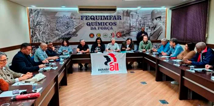 FEQUIMFAR debate desafios globais com IndustriALL | Notícias