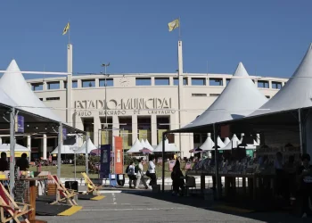 Feriado em SP tem programação gratuita em feira do livro no Pacaembu