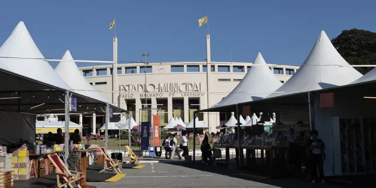 Feriado em SP tem programação gratuita em feira do livro no Pacaembu